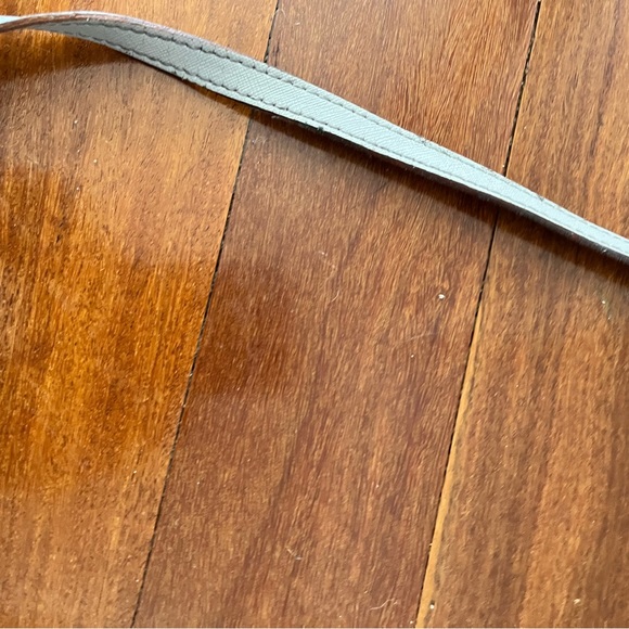 Lo & Sons Pearl crossbody in light grey *SMALL TEAR IN BAG* - Picture 10 of 10